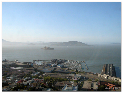 Alcatraz v ozadju